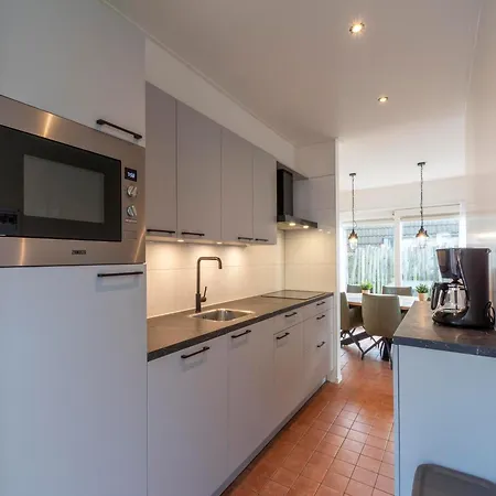 Coastal With Jacuzzi Goote Keeten