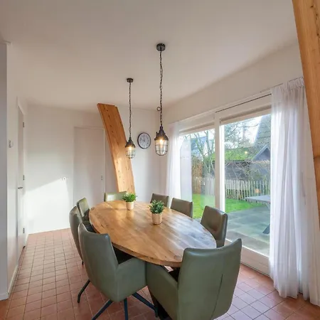 Coastal With Jacuzzi Сasa de vacaciones