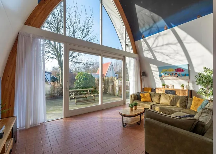 בית נופש Coastal With Jacuzzi